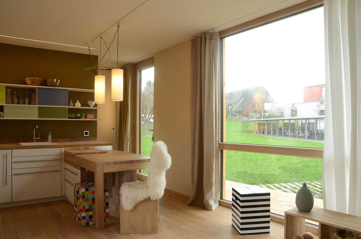 gemuetlicher Innenraum eines Tiny Houses in Deutschland mit Garten