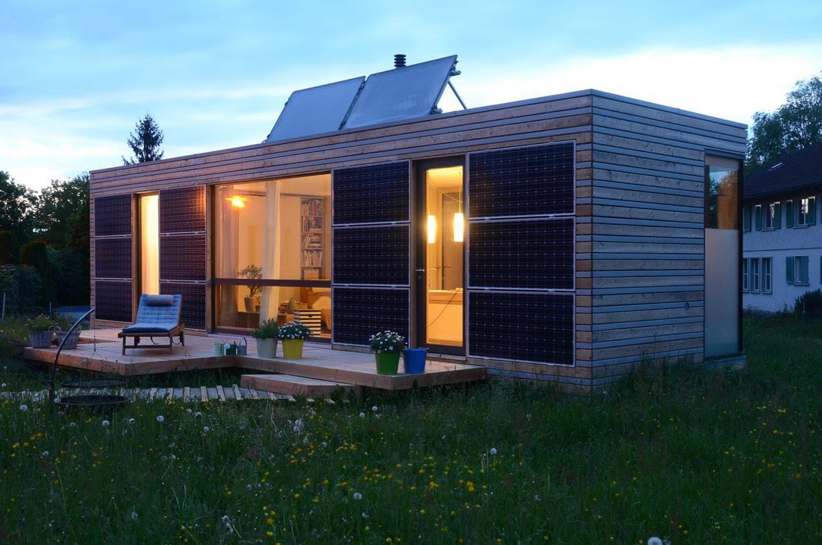 Ein kleines Holzhaus mit Solar Tiny House Deutschland