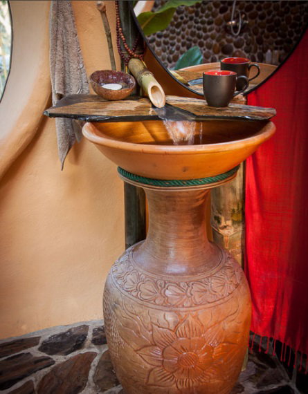 Originelles Waschbecken mit Bambusrohr in Thailand
