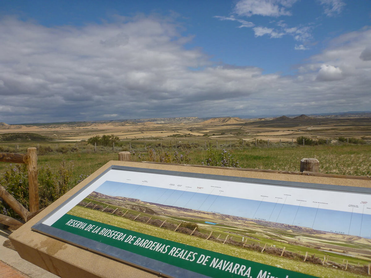 Wollter Blick ueber die Wueste von Bardenas Reales in Spanien
