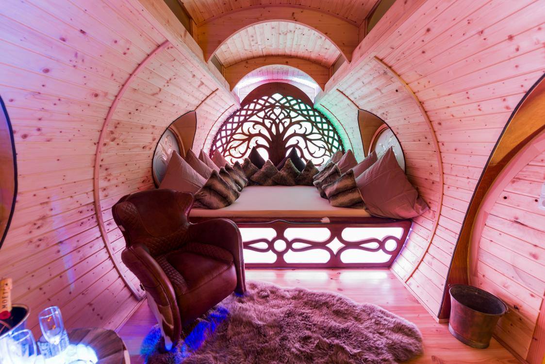 Bett in einem Minihaus aus Holz