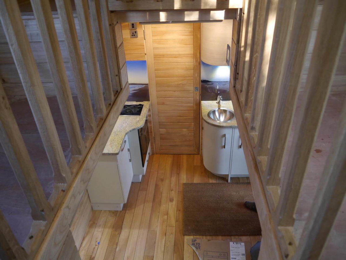 Blick in ein Minihaus aus Holz