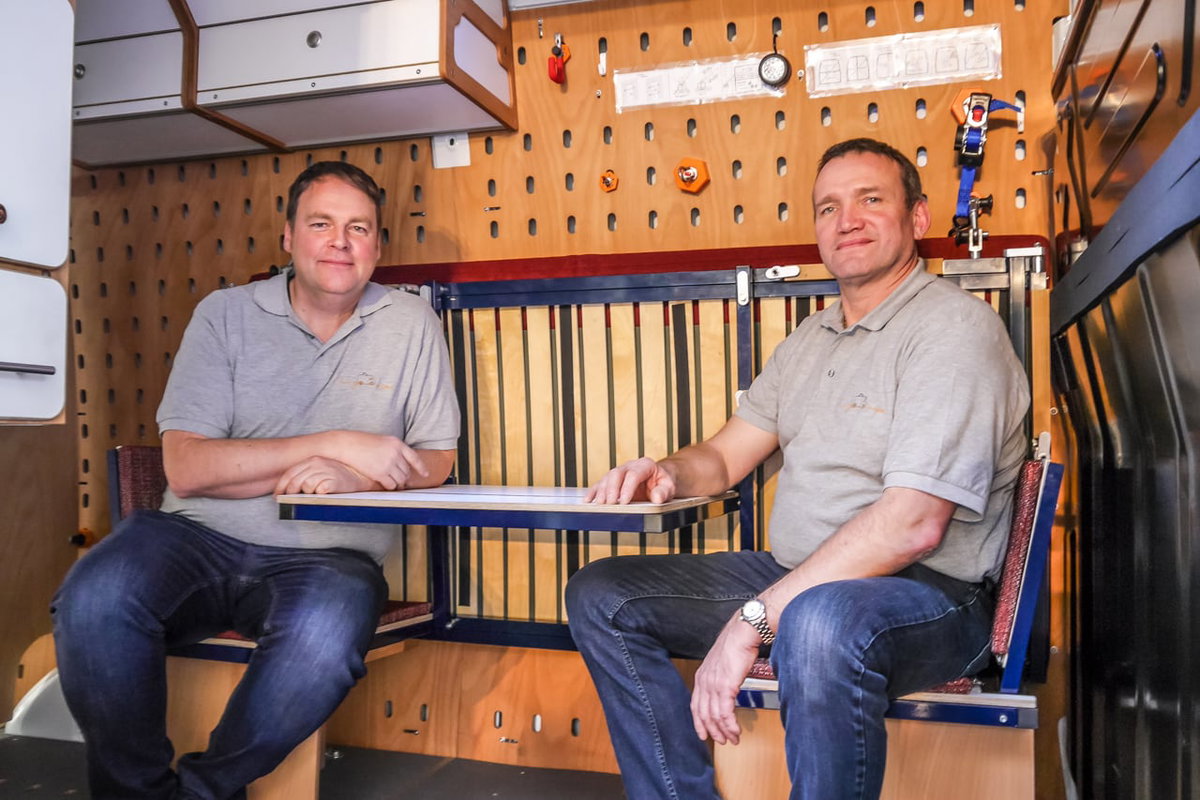 Die Erfinder Stefan Ilg und Martin Göckel in ihrem Ausstellungsfahrzeug.