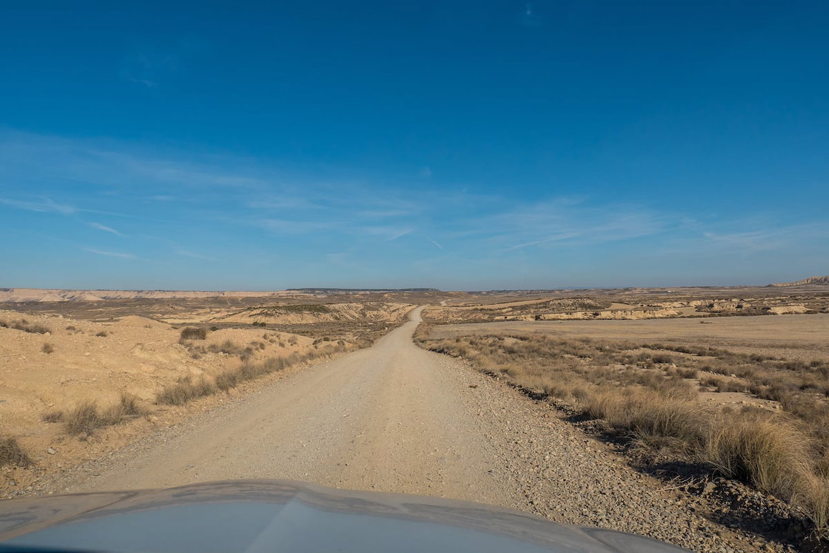 Strasse durch die Halbwueste Bardenas Reales auf der Route durch Nordspanien