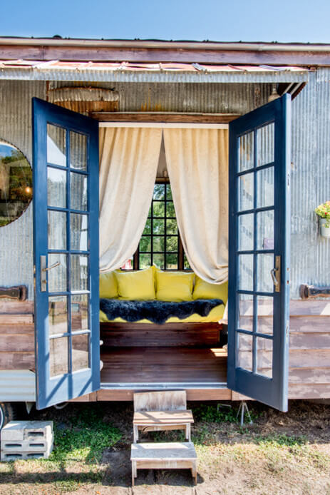 Offene Terrassentuer eines Tiny Houses