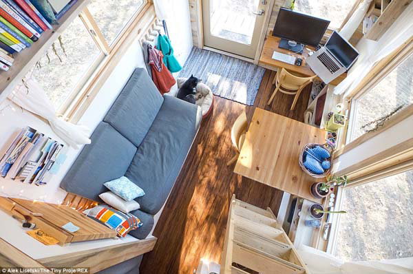 Blick in das Wohnzimmer von oben in einem Tiny House