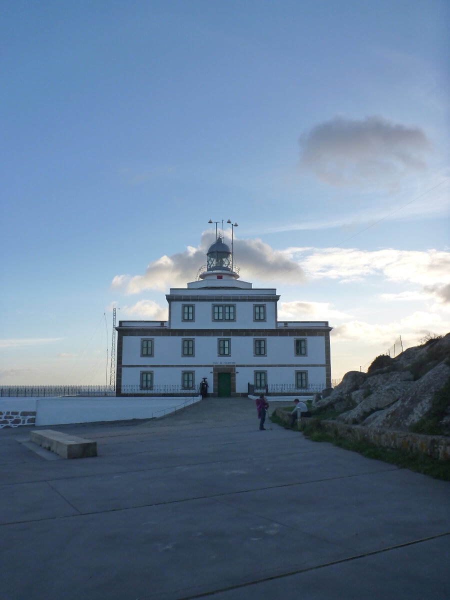 Der Leuchtturm in Finisterre ist ein beliebter Treffpunkt