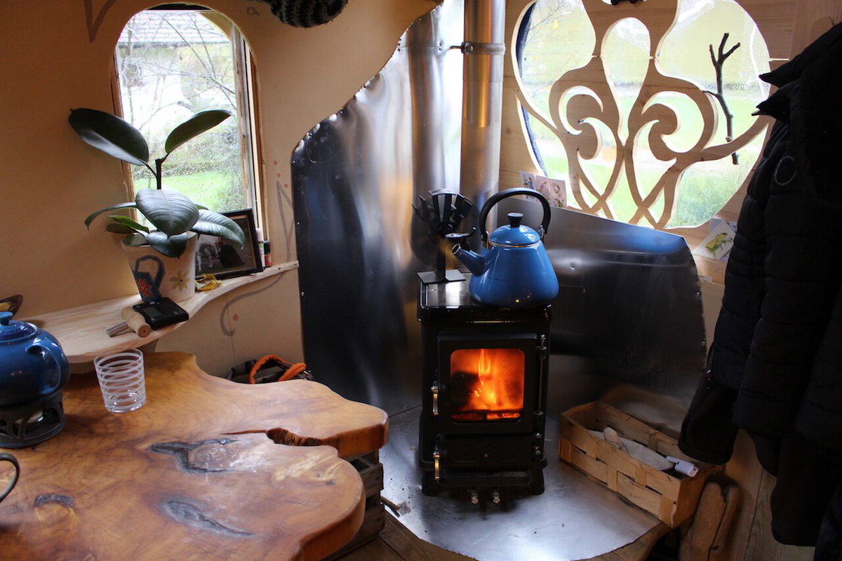 Gemuetliche Einrichtung im selbstgebauten Tiny House