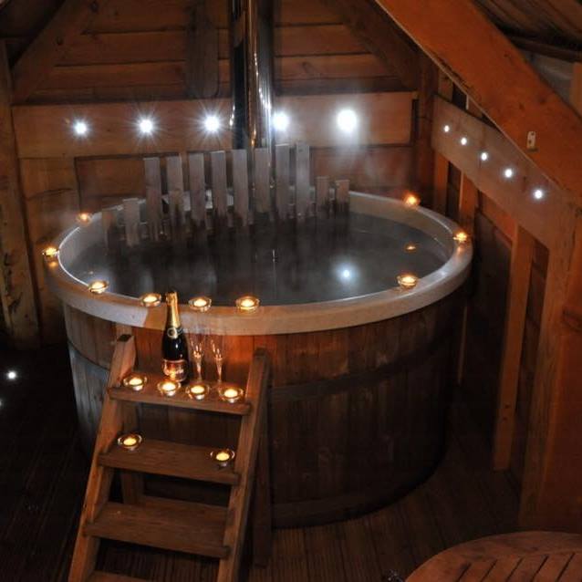 Romantischer Jacuzzi auf der Terrasse eines Tiny Homes