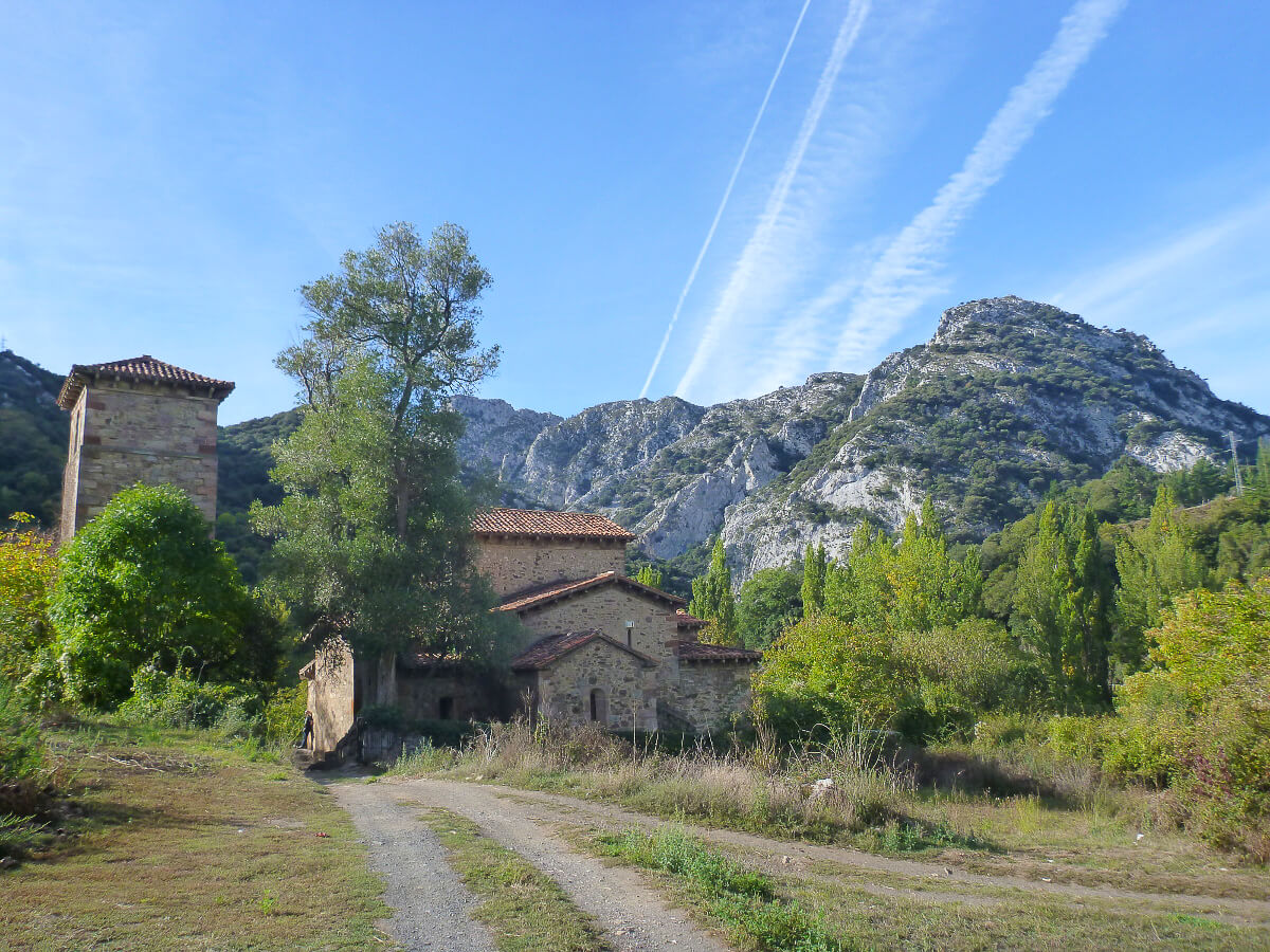 Blick auf die Kirche Lebena in Kantabrien auf der Route durch Nordspanien
