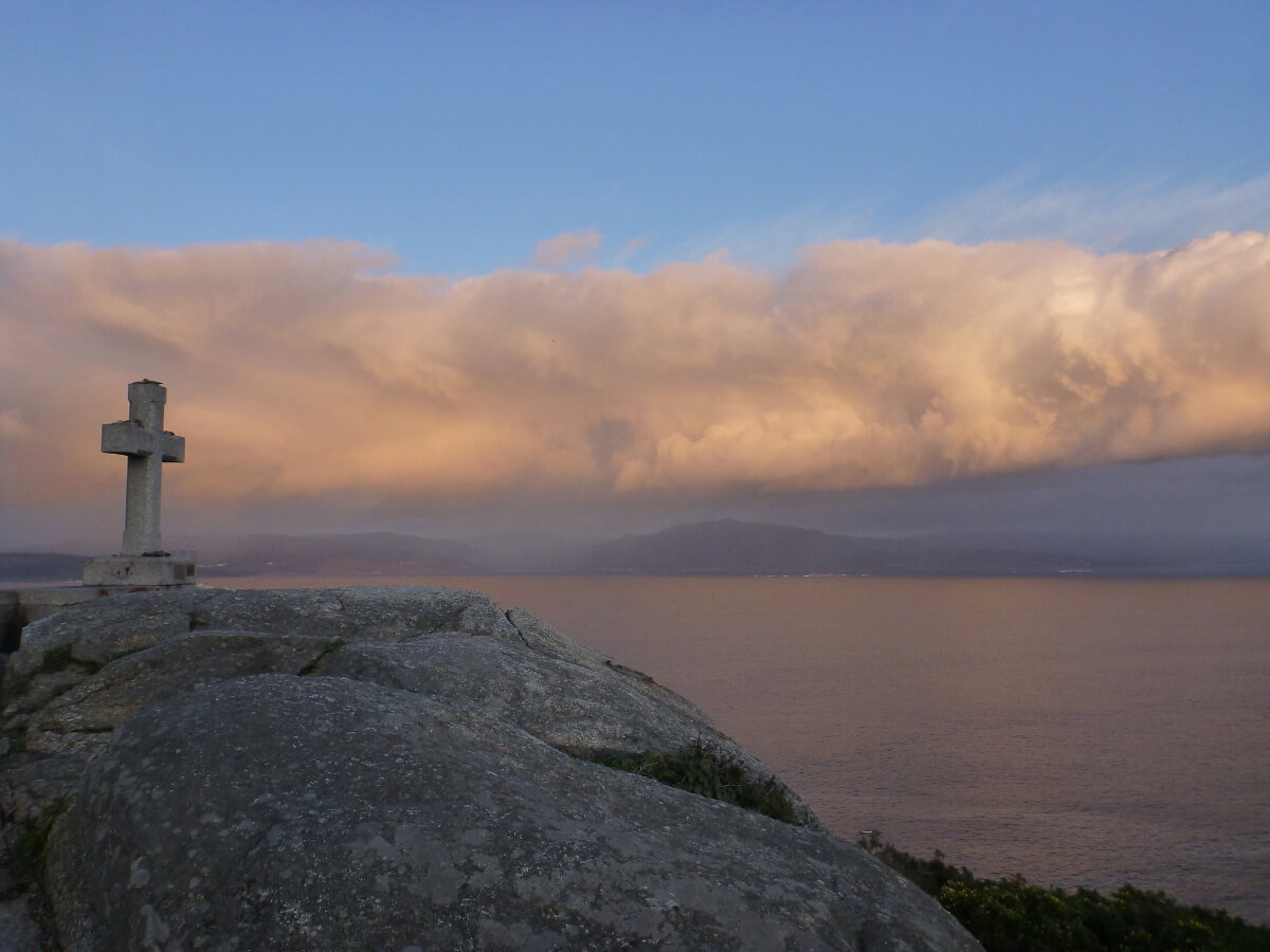 Blick auf das Kreuz am Kap Finisterre in Galicien