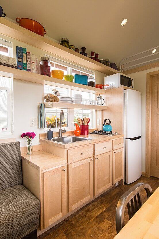 Schoene Kueche aus Holz in einem Tiny House
