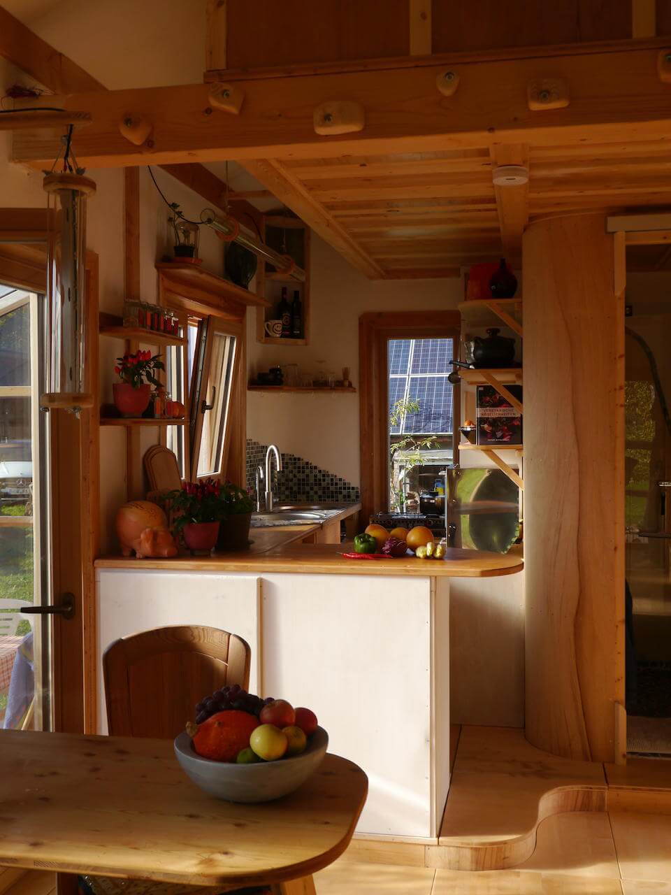 Tiny Living in der gemuetlichen Kueche des Ownhouses