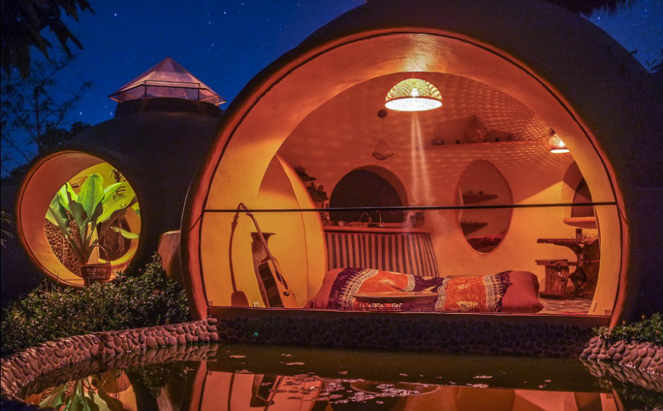 Das Kuppelhaus in Thailand ist bei Nacht schoen beleuchtet