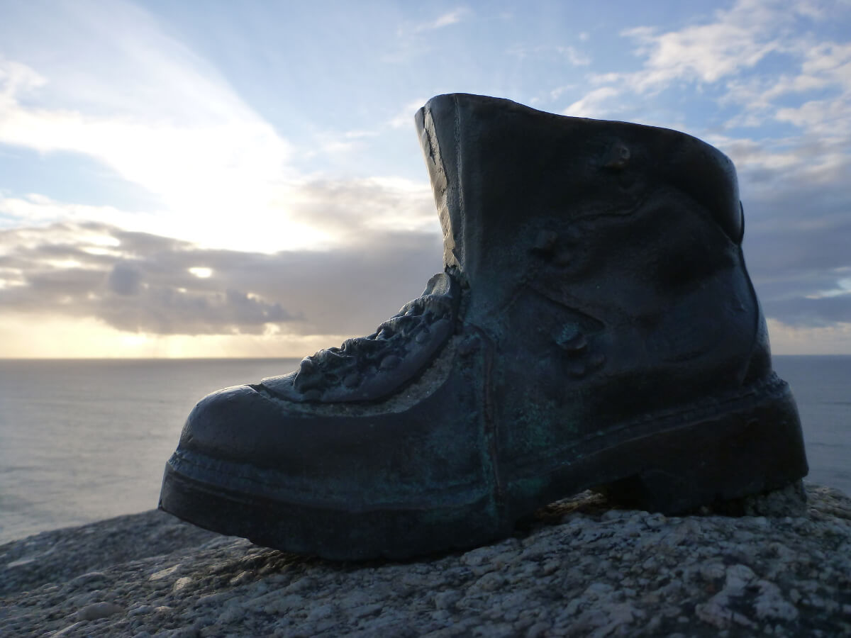 Der Pilgerschuh am Ende des Jakobswegs in Finisterre