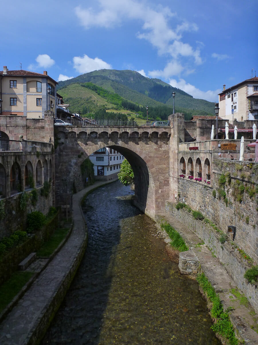 Der kleine Fluss durch Potes in Kantabrien