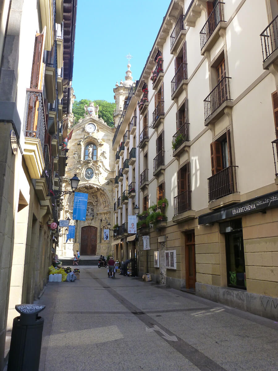 Schoene Gassen in San Sebastian auf der Route durch Nordspanien