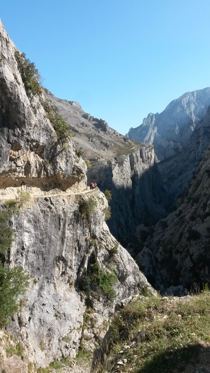 Schmaler Pfad der Schluchtwanderung Ruta del Cares auf der Route durch Nordspanien