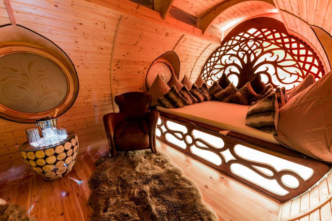 Schlafplatz in einem runden Tiny House