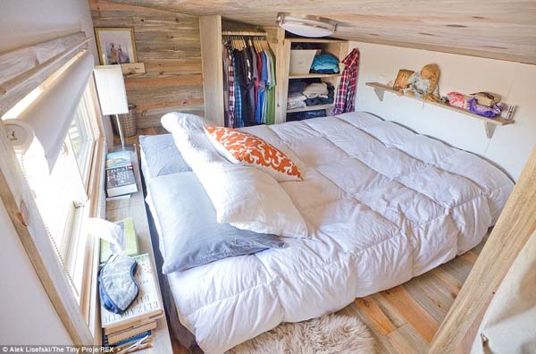 Das Schlafzimmer unter dem Dach vom Tiny House