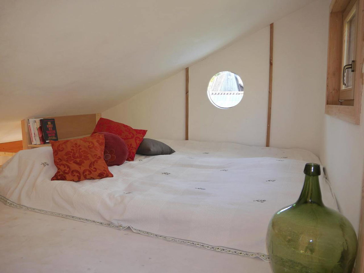 Blick auf das Bett im Ownhouse dies ist tiny living