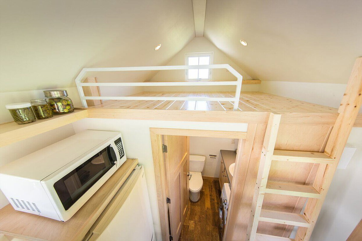Schlafplatz unter dem Dach in einem Tiny House
