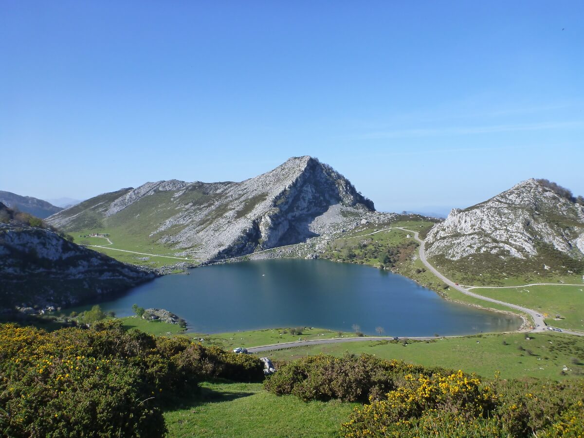 Toller Blick auf einen See in Covadonga in Asturien