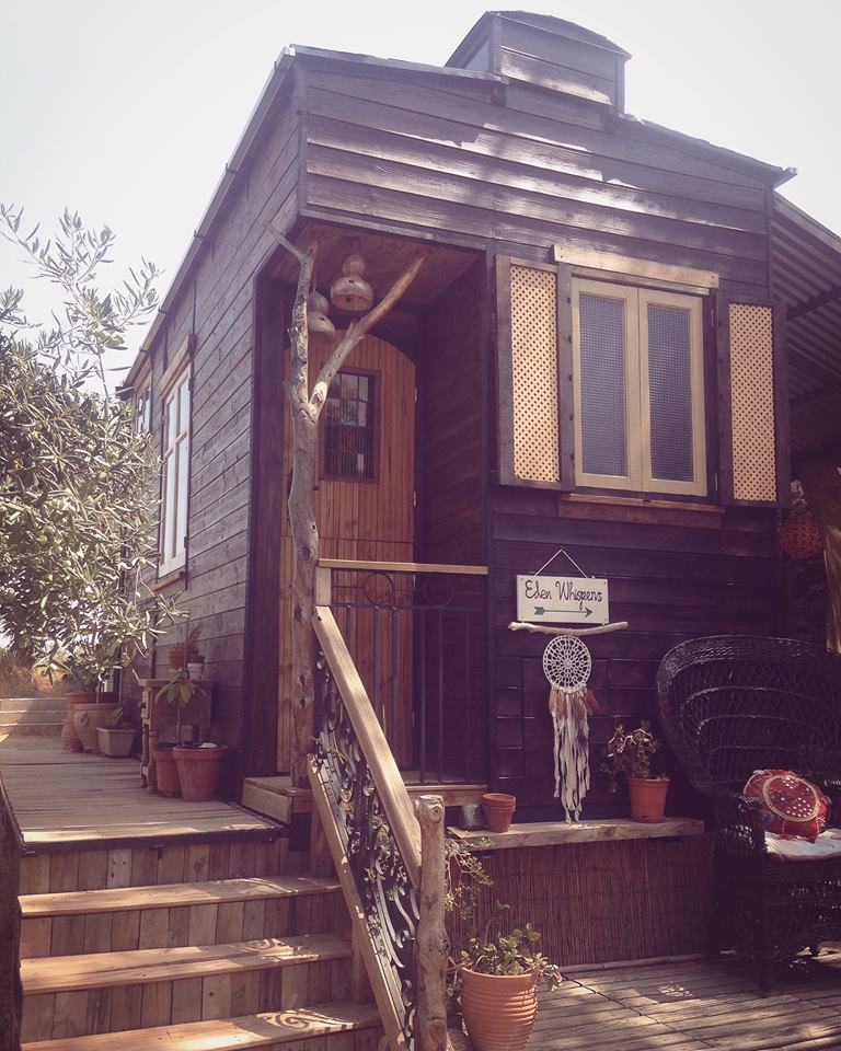 Eingangstuer eines selbstgebauten Tiny House aus Holz