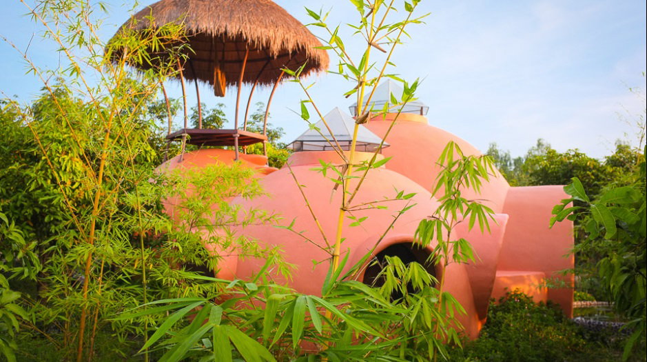 Blick auf die Sonnenterrasse vom Tiny House in Thailand