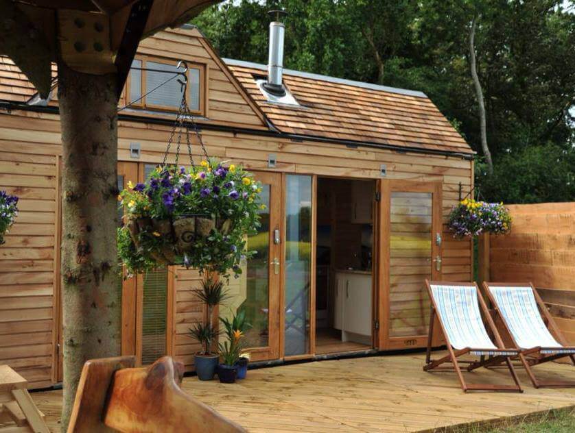 Tiny House aus Holz mit grosser Terrasse