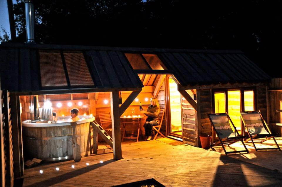 Ein beleuchtetes Tiny Haus bei Nacht