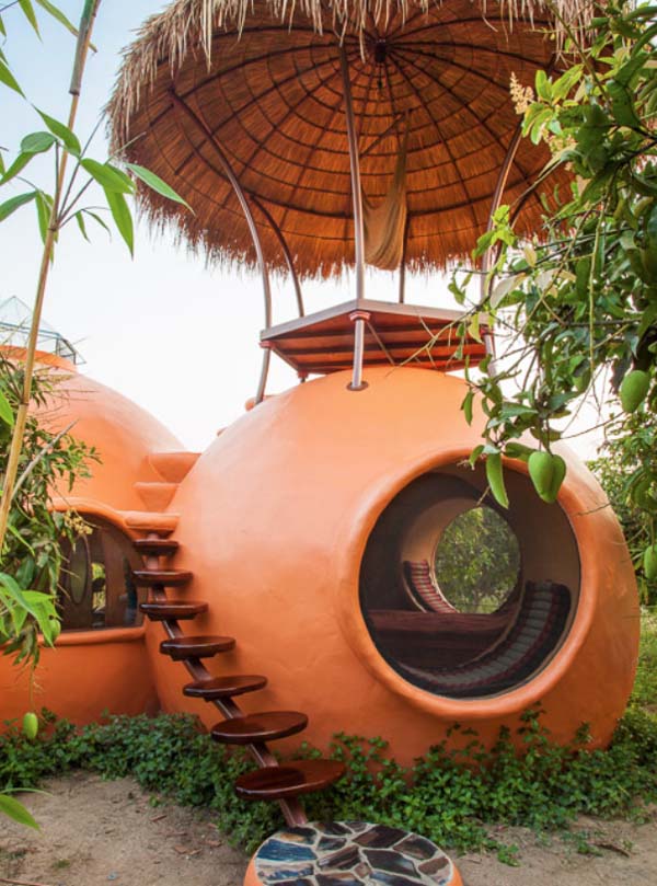 Faszinierendes Kuppelhaus auf einem Mangofeld in Thailand