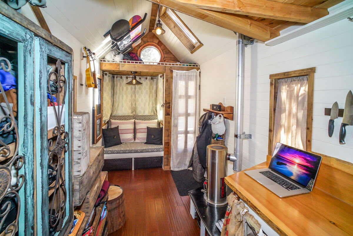 Tiny House mit Sofa und Schreibtisch