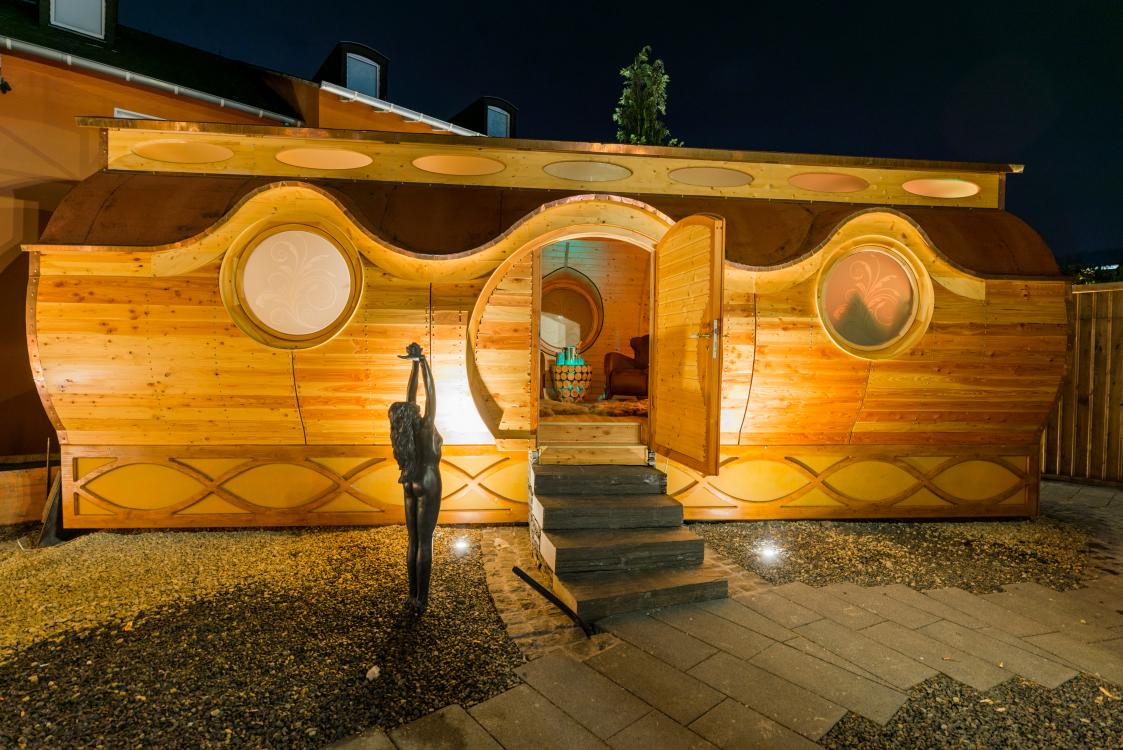 Fassade eines Rundbauwagens eines Tiny House