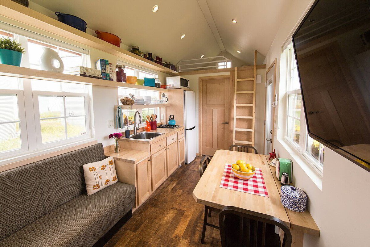 Gemuetliches Tiny House mit Kueche und Sofa