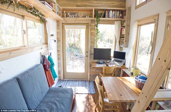 Sofa Schreibtisch und Esstisch Tiny Living in einem Minihaus