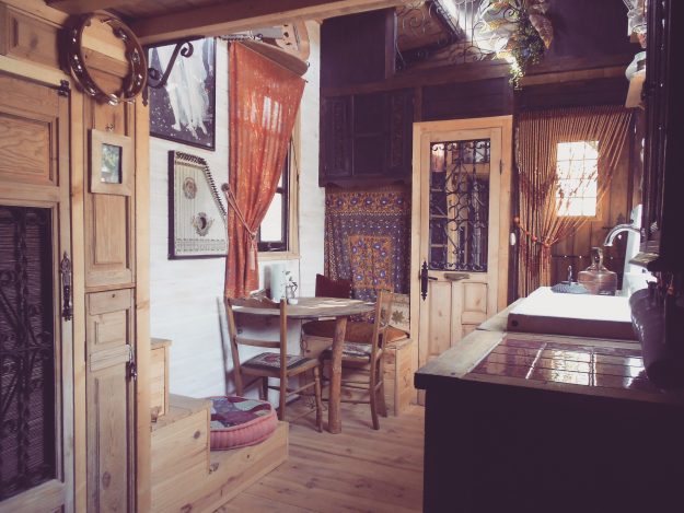 Gemuetliches Wohnzimmer eines Minihauses