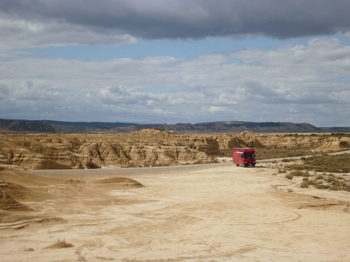Mit dem Wohnmobil durch die Wuestenladnschaft von Bardenas Reales in Spanien