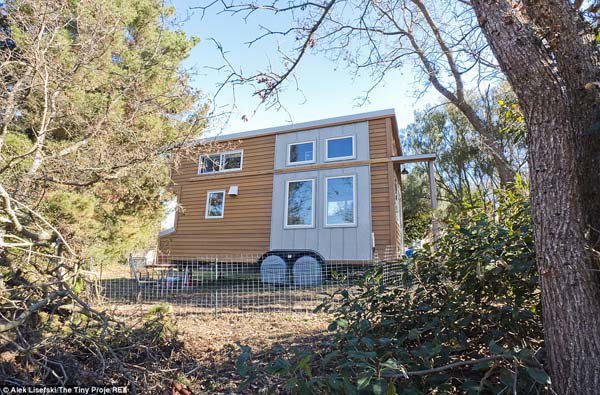 Doppelstoeckiges Tiny House aus Holz mit vielen Fenstern