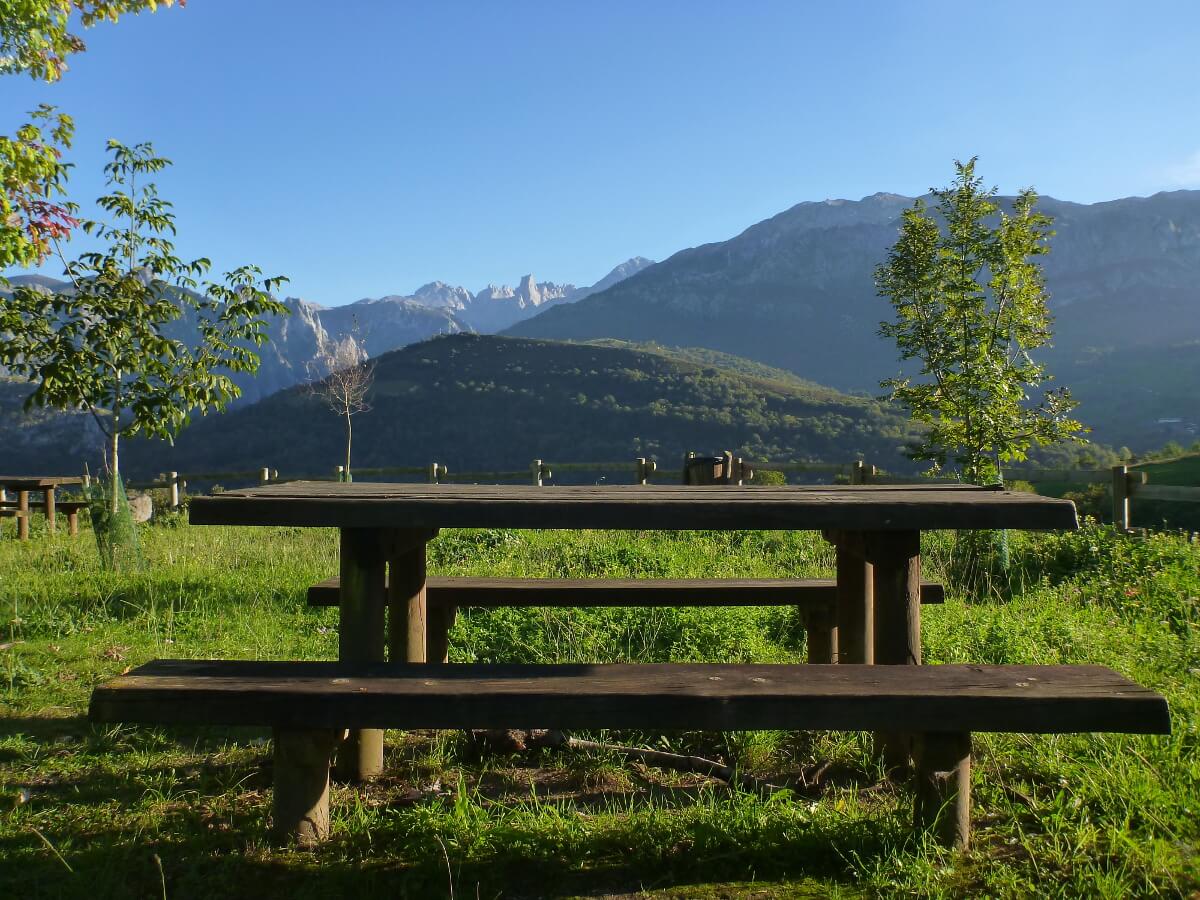 Aussicht auf den beruehmten Berg Naranjo de Bulnes in Asturien
