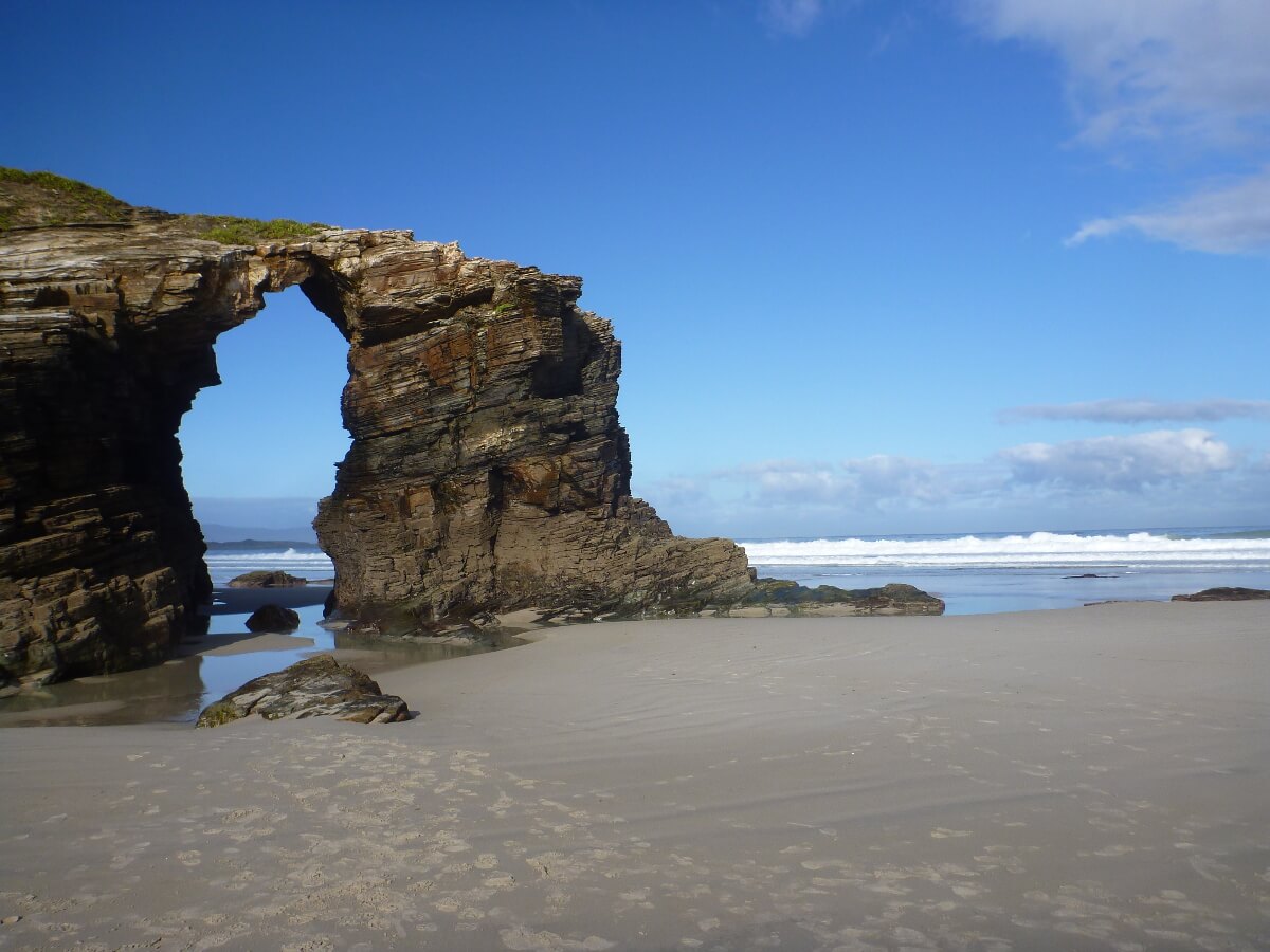 Interessante Felsformationen am Playa de Catedrales