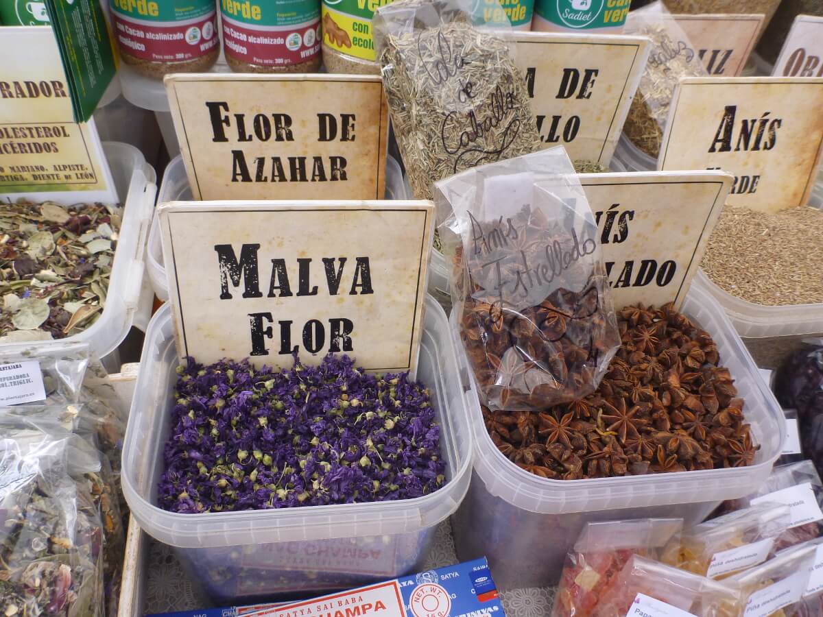 Schoene Blueten auf dem Markt von Canga de Onis