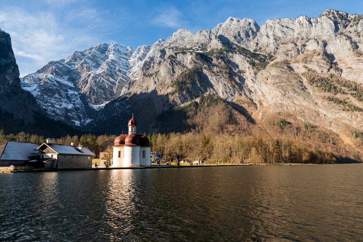 Blick auf die beruehmte Kirche am Koenigssee
