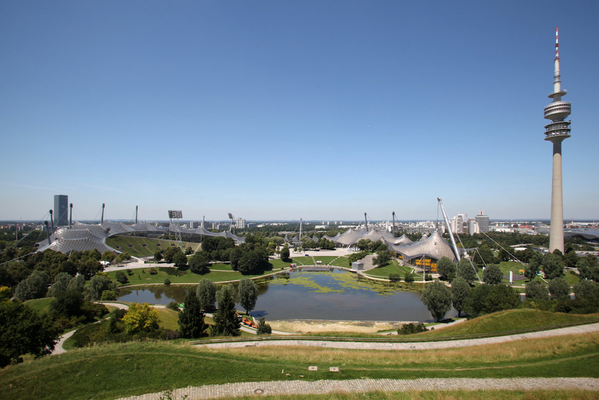Blick auf den Olympiapark in Muenchen ein tolles Reiseziel fuer Maerz