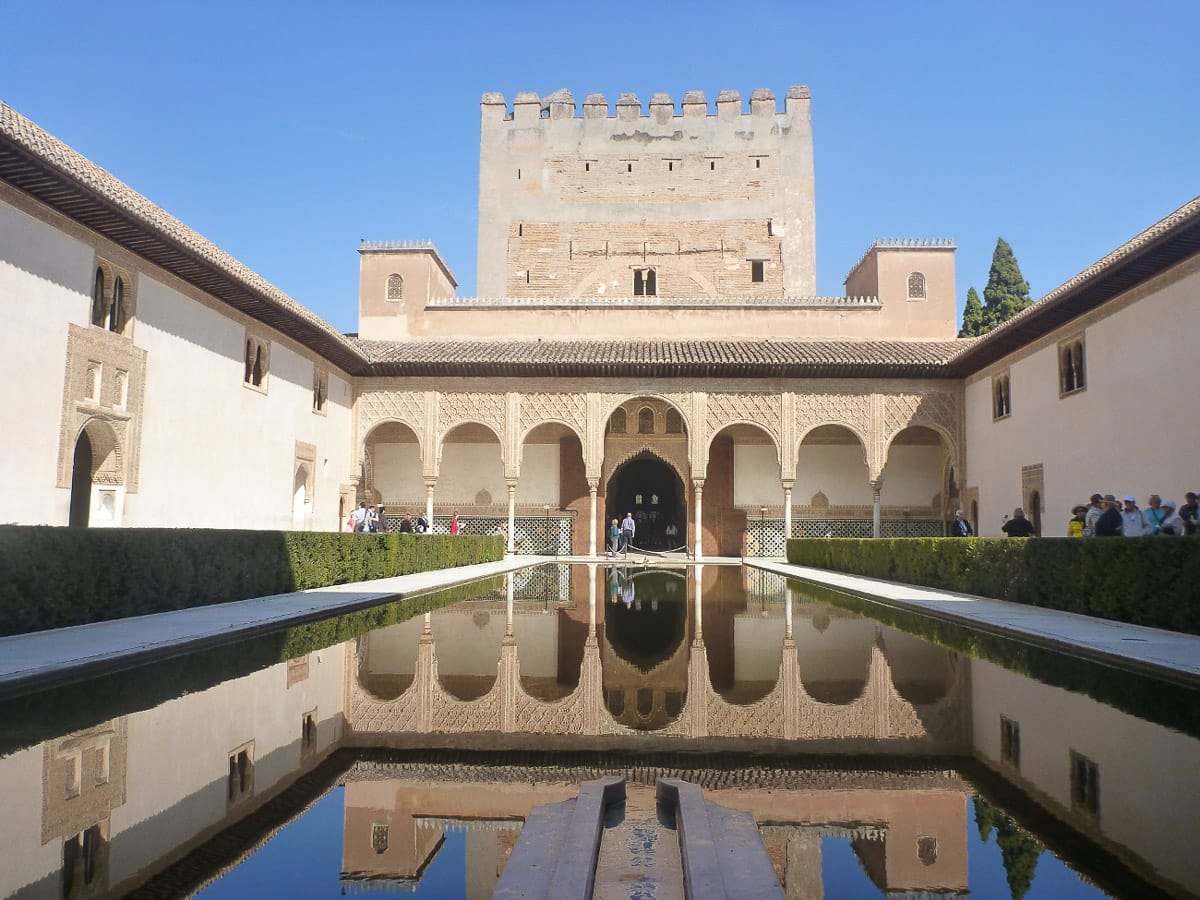 Alhambra ist eine Stadtburg in Granada und ein tolles Reiseziel fuer den Fruehling