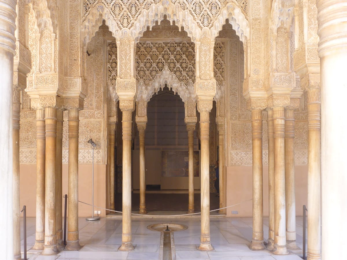 Eingang der Stadtburg Alhambra in Granada