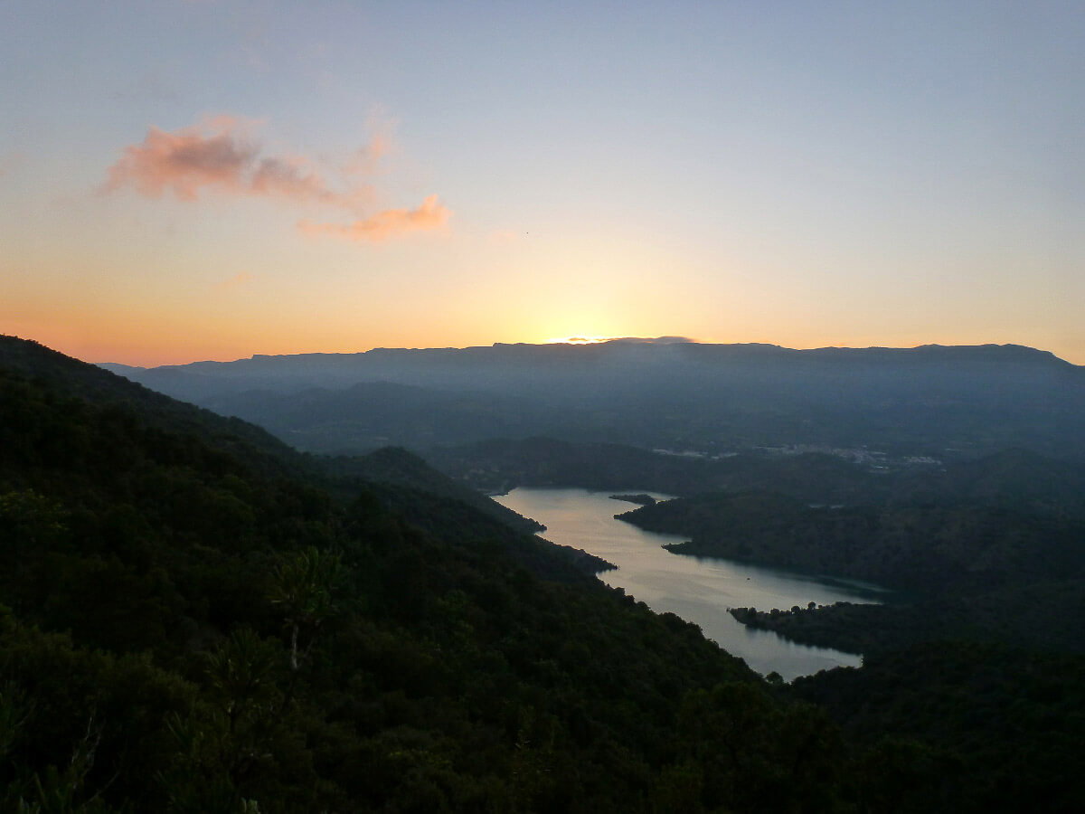 Traumhafter Sonnenuntergang ueber dem Stausee in Siurana in Katalonien
