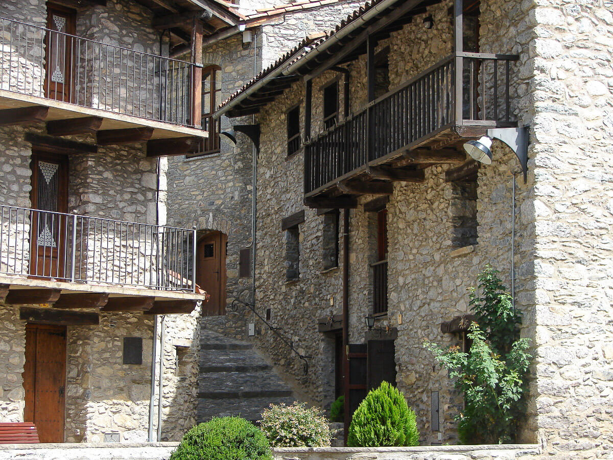 Blick in die Gassen von Beget in Katalonien