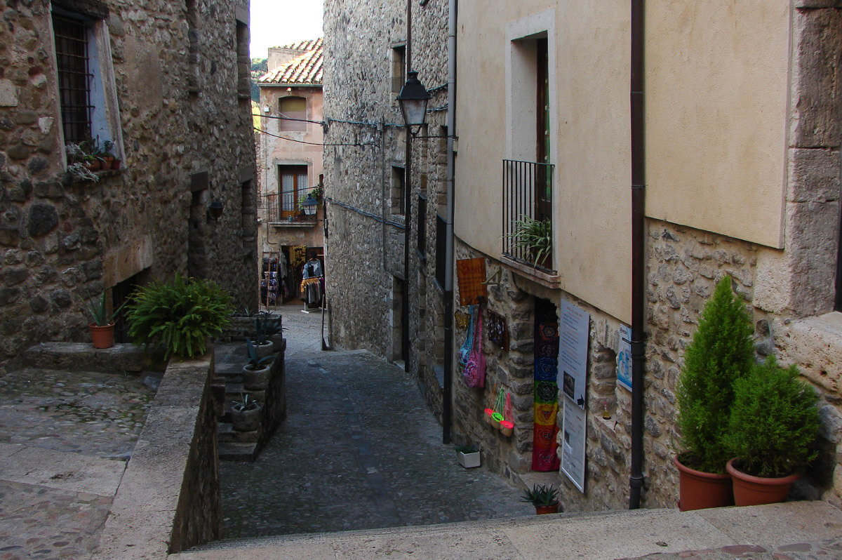 Blick auf eine Gasse von Besali in Katalonien
