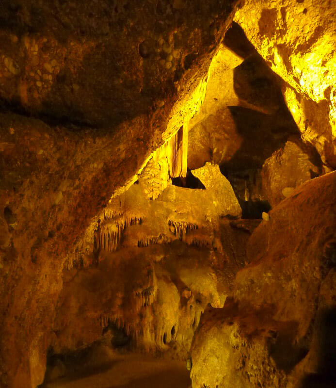 Die Hoehle in Montserrat ist weit bekannt in Katalonien